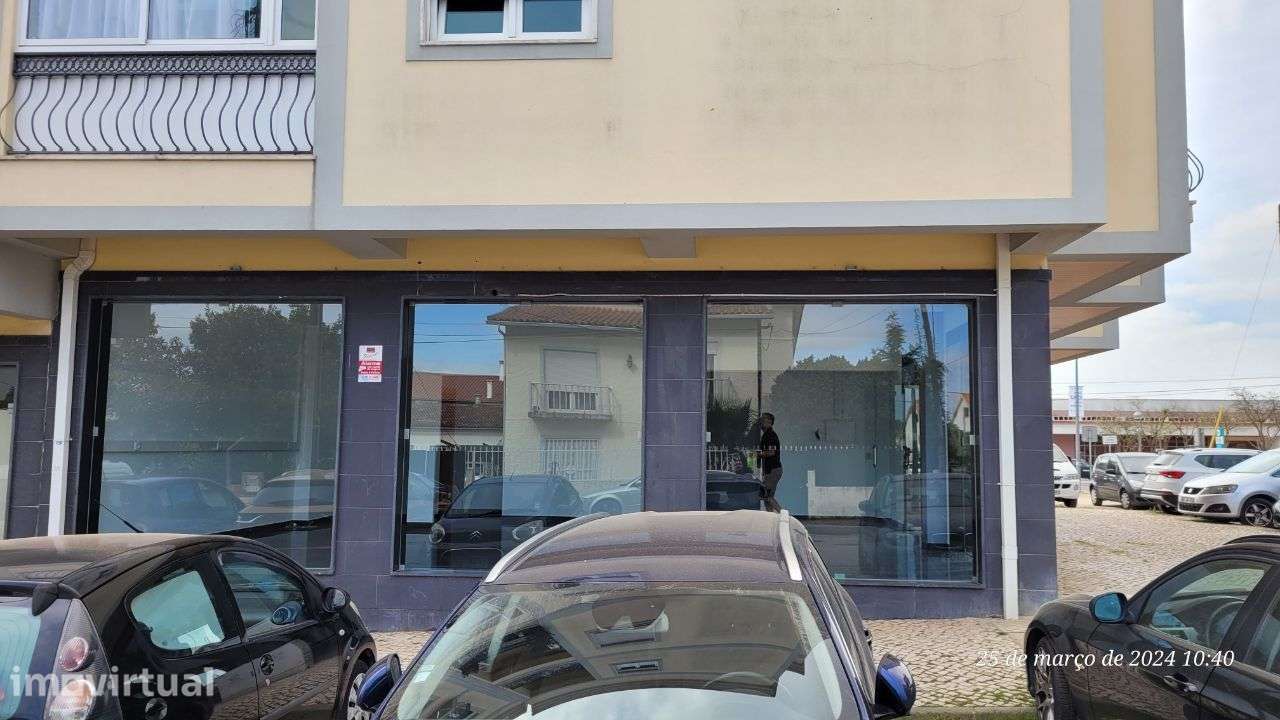 Arrenda-se Loja 65m2, 2 gabinetes e 2 WC, boa localização luminosidade - Grande imagem: 5/25