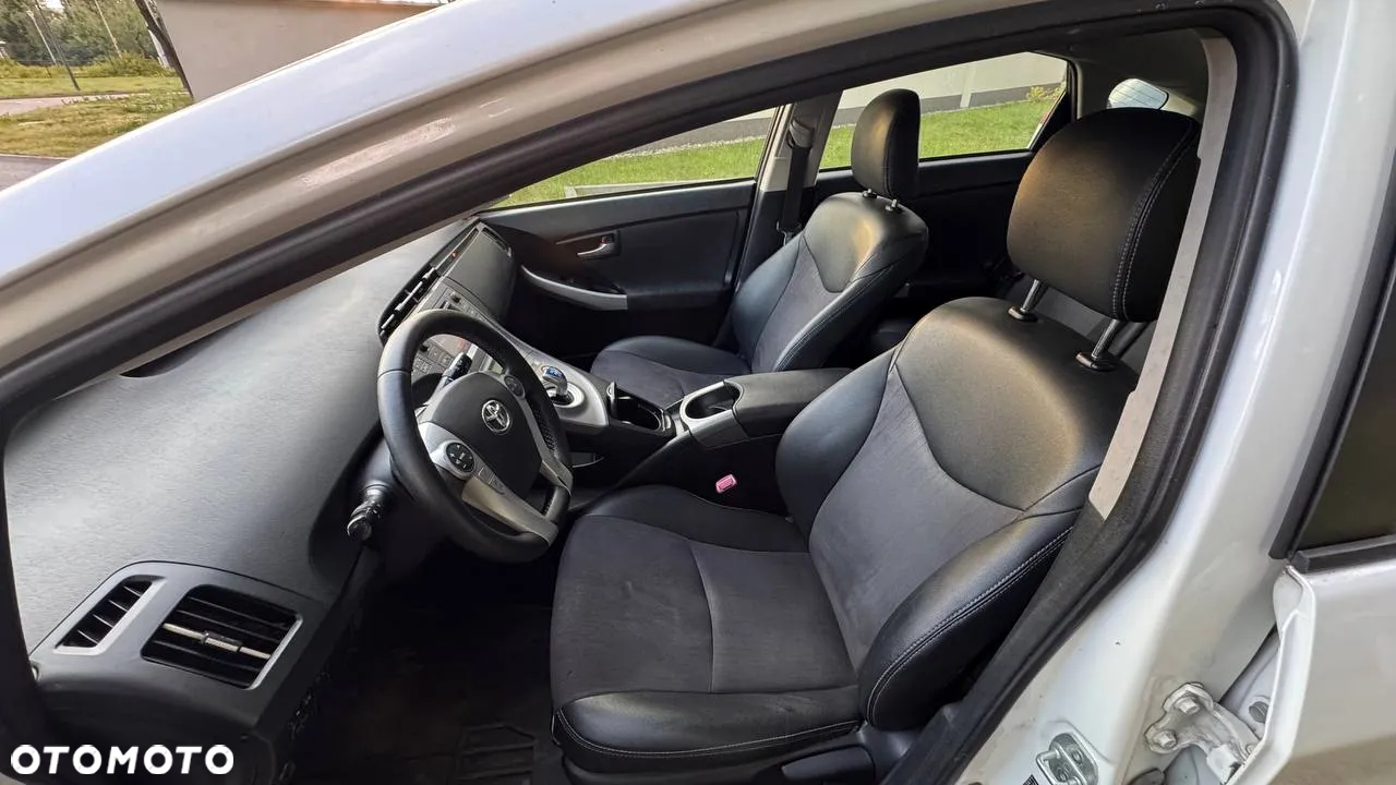 Toyota Prius (Hybrid) Executive - 13