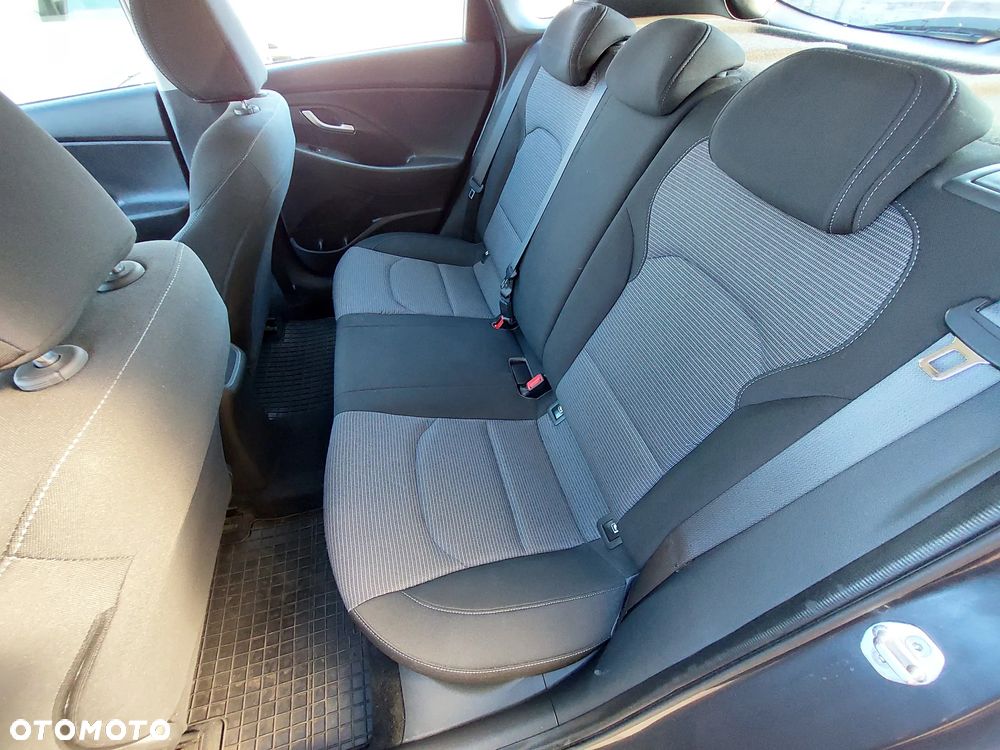 Hyundai i30 1.5 DPI Classic + - 13