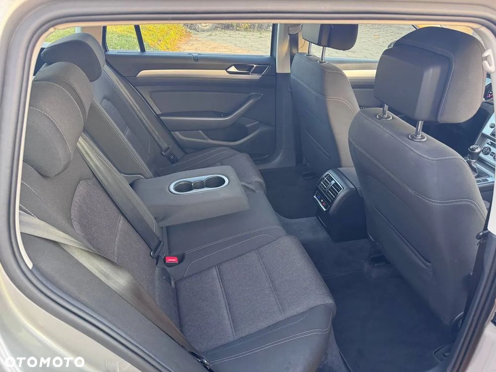 Volkswagen Passat 1.6 TDI BMT Comfortline - 24