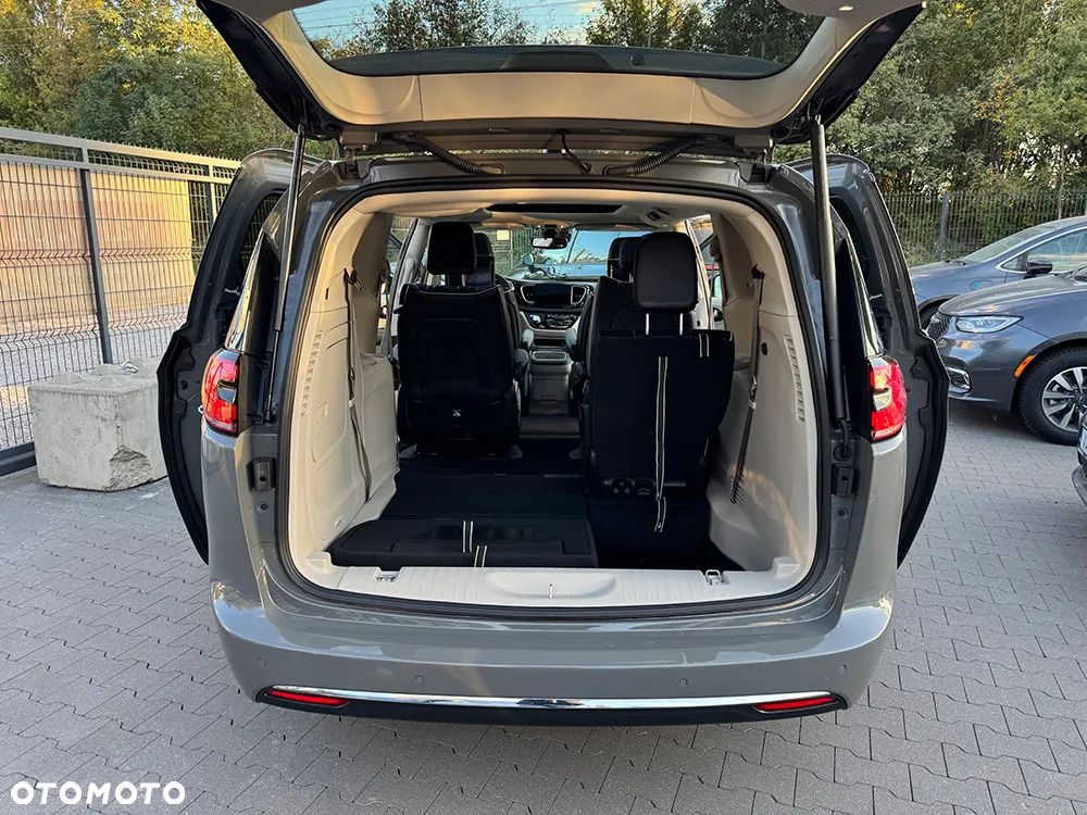 Chrysler Pacifica - 10