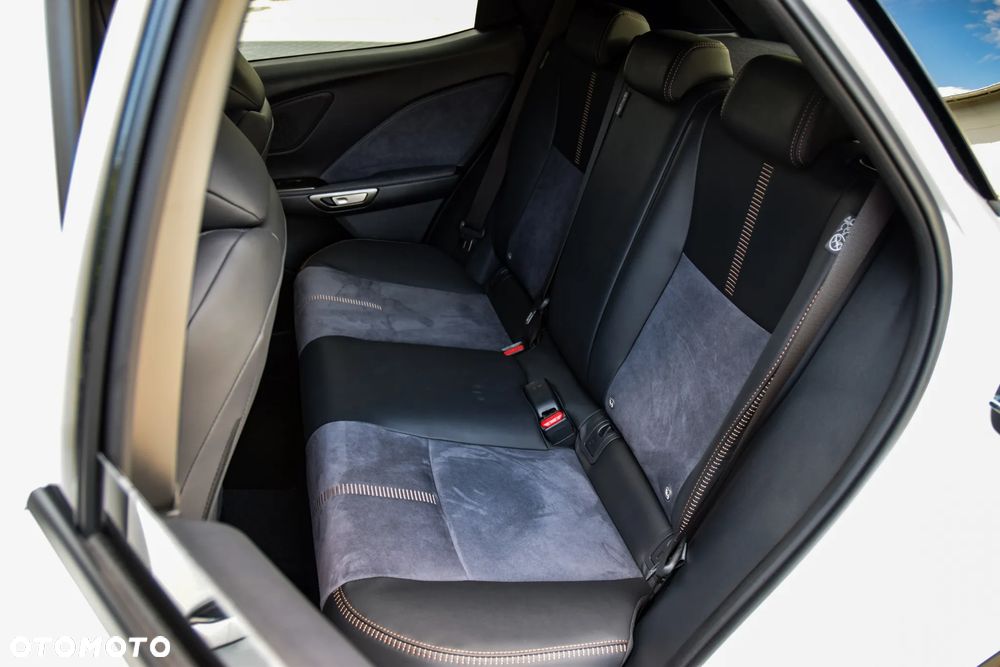 Lexus LBX 1.5 Hybrid Cool AWD - 12