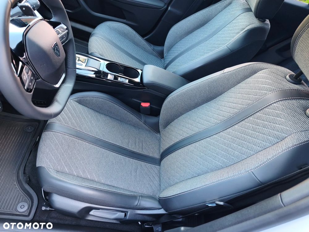 Peugeot 2008 PureTech mHEV Allure e-DCS6 - 20