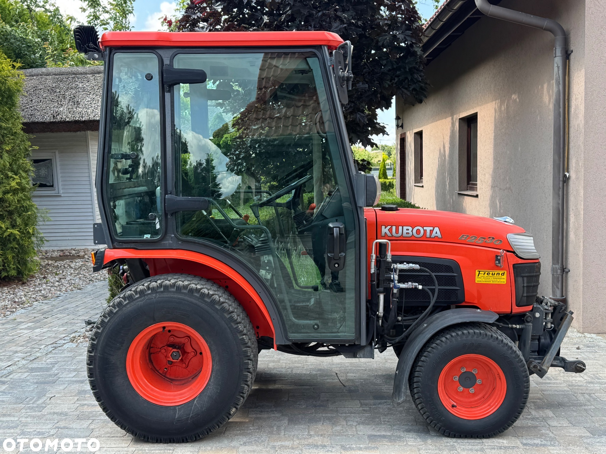 Kubota B 2530 - B5 4x4 Ciągnik Sadowniczy Pełne wyposażenie wszystkie przyłącza Klima Stan Unikatowy Nowy - 2