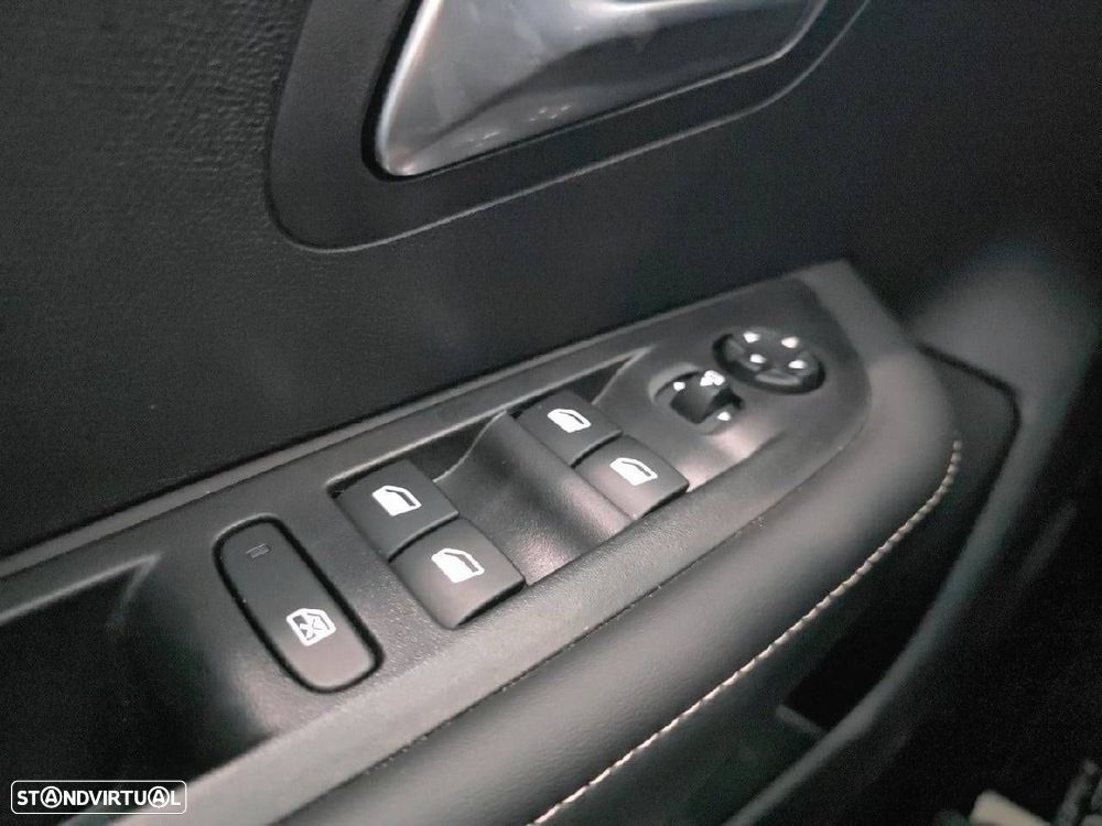 Peugeot 208 1.2 Hybrid Allure e-DCS6 - 21