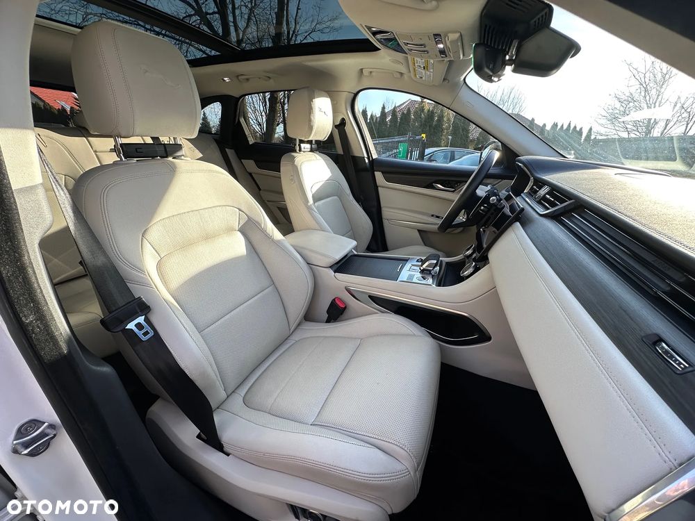 Jaguar F-Pace P250 AWD R-Dynamic SE - 25