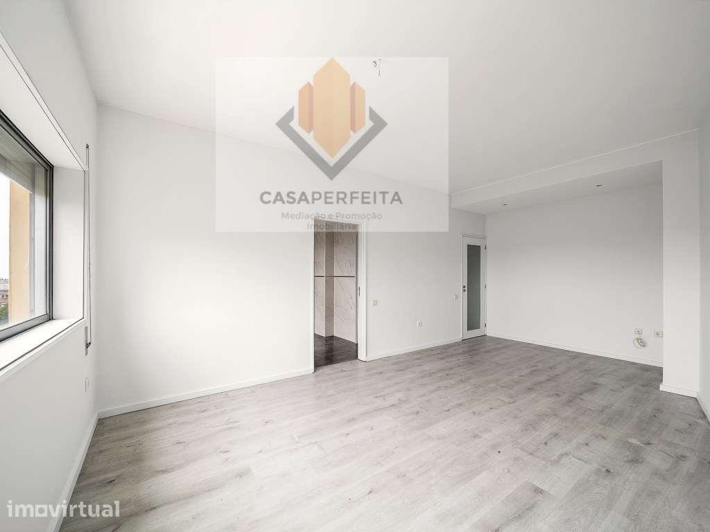 Apartamento T3 de 2 Frentes com Varanda - Antas - Junto à Praça Vel... - Grande imagem: 3/36