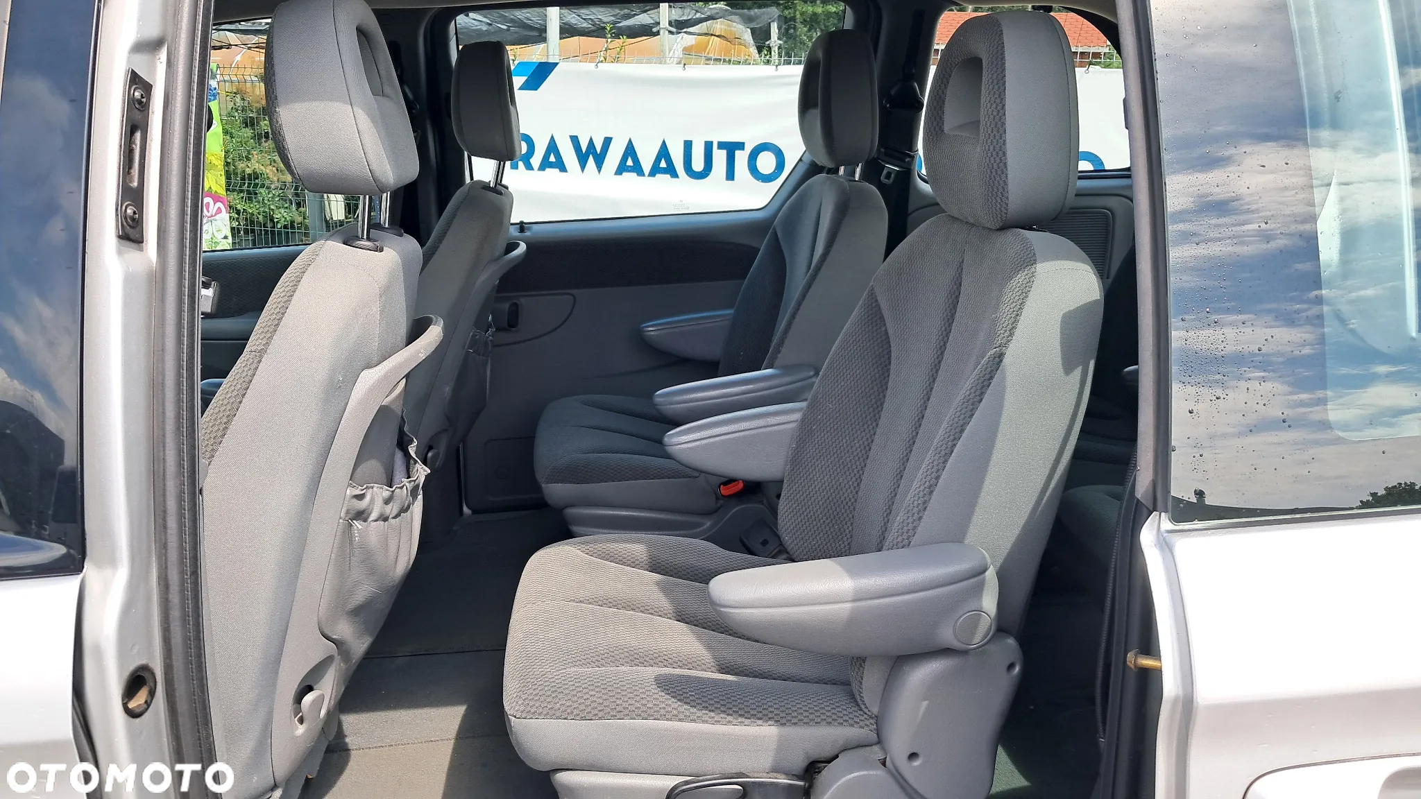 Chrysler Voyager 2.4 SE - 13