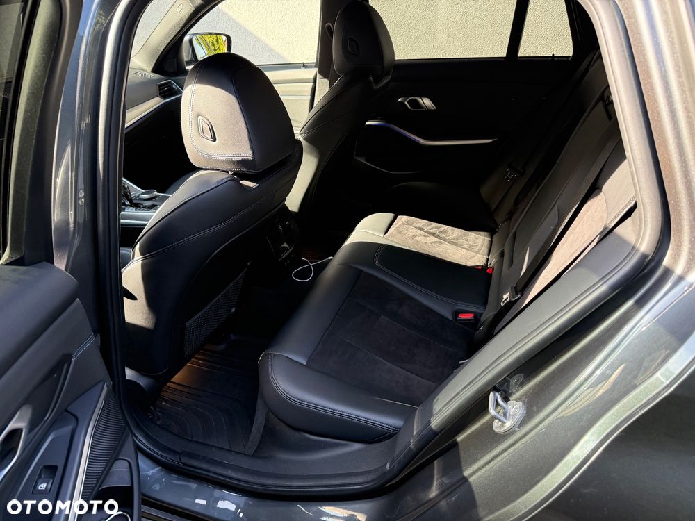 BMW Seria 3 320d xDrive Edition M Sport Shadow - 11