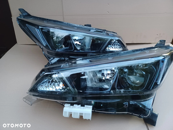 Lampa przednia prawa lewa LED Nissan Leaf II 2 lift