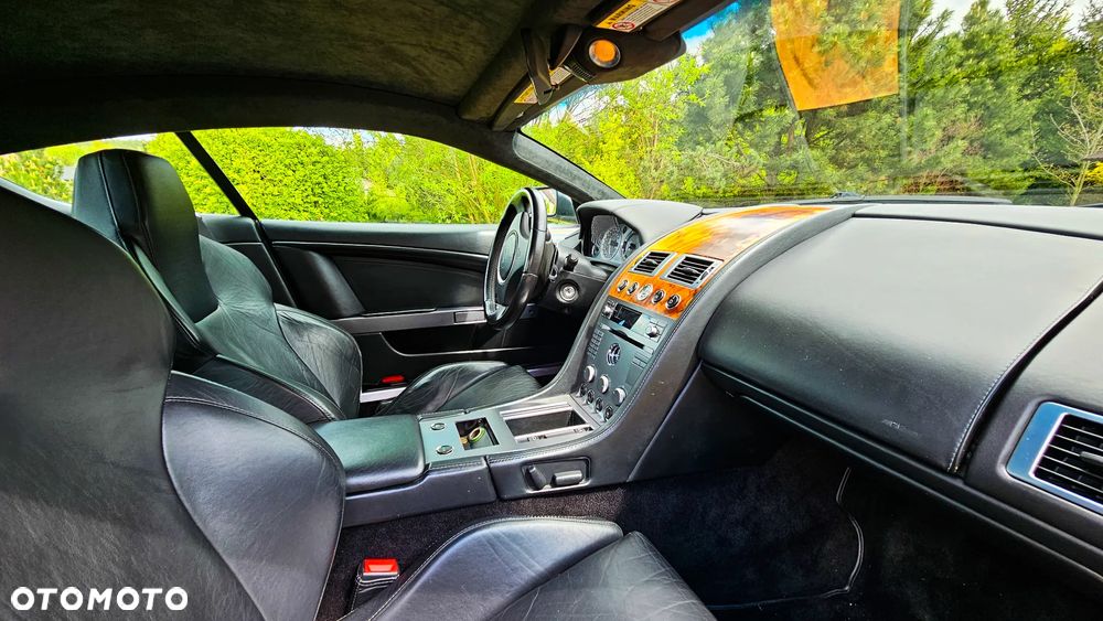 Aston Martin DB9 Standard - 15