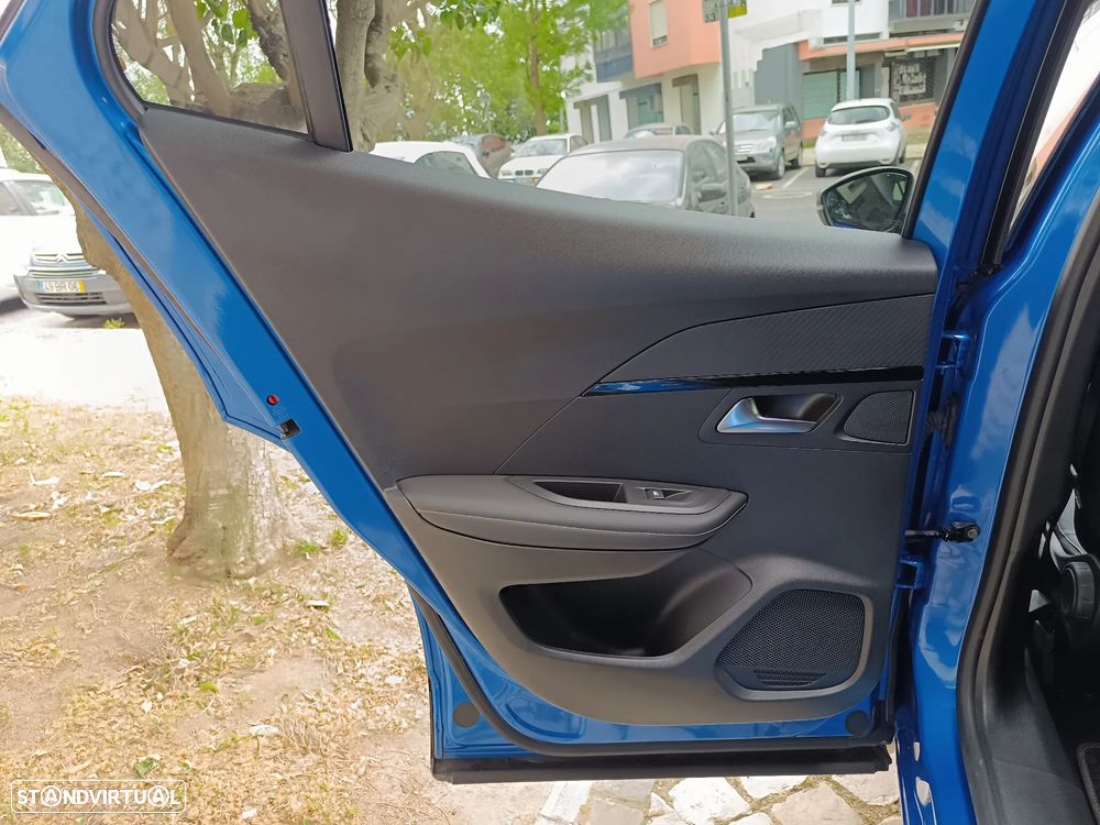 Peugeot 2008 PureTech 130 EAT8 GT - 17