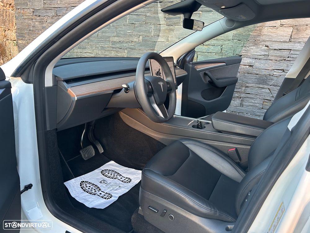 Tesla Model Y - 10