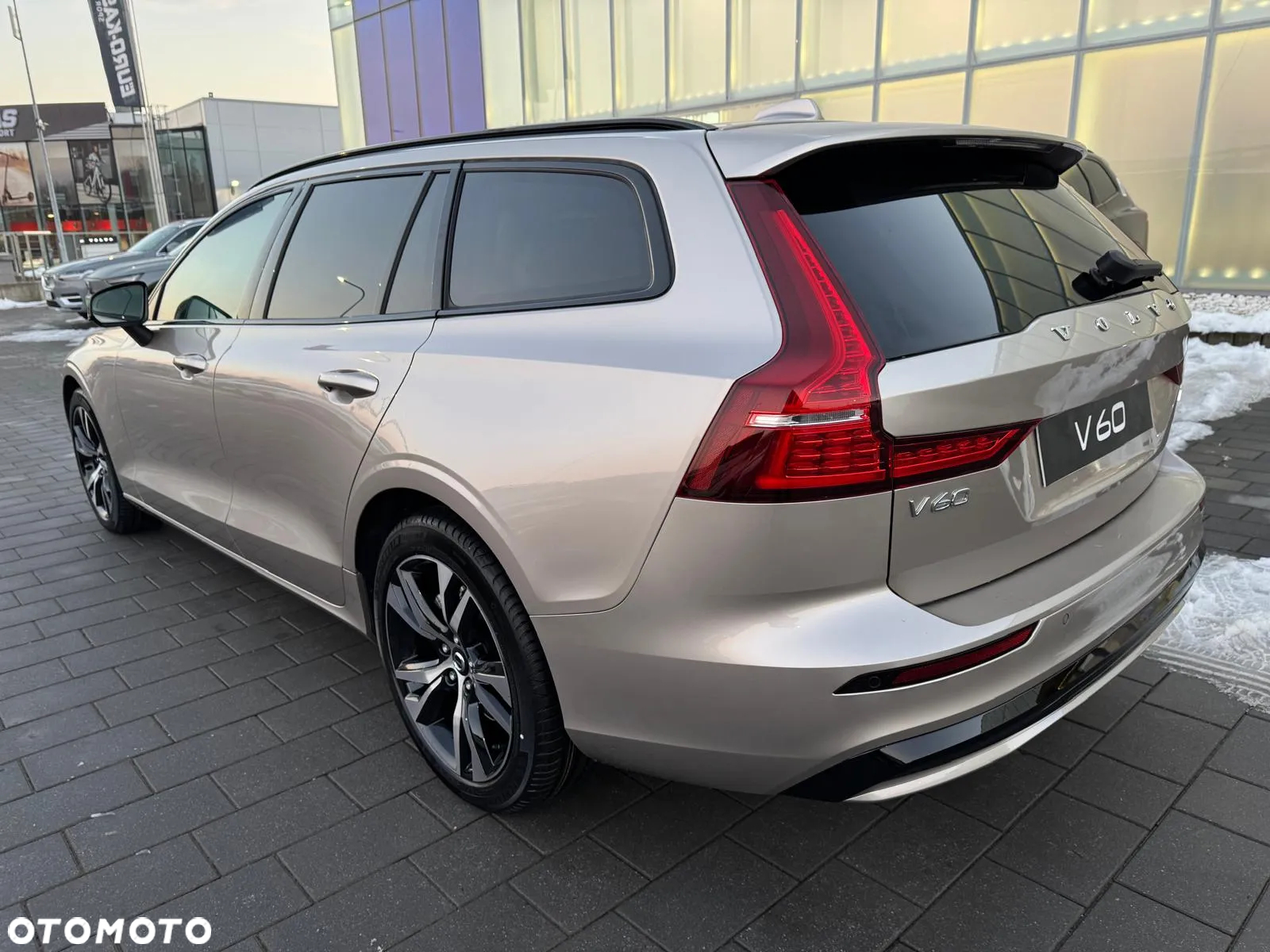 Volvo V60 B4 B Plus Dark - 4