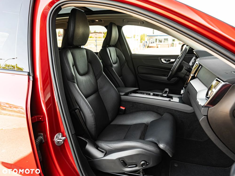 Volvo XC 60 B4 D Plus Dark - 26