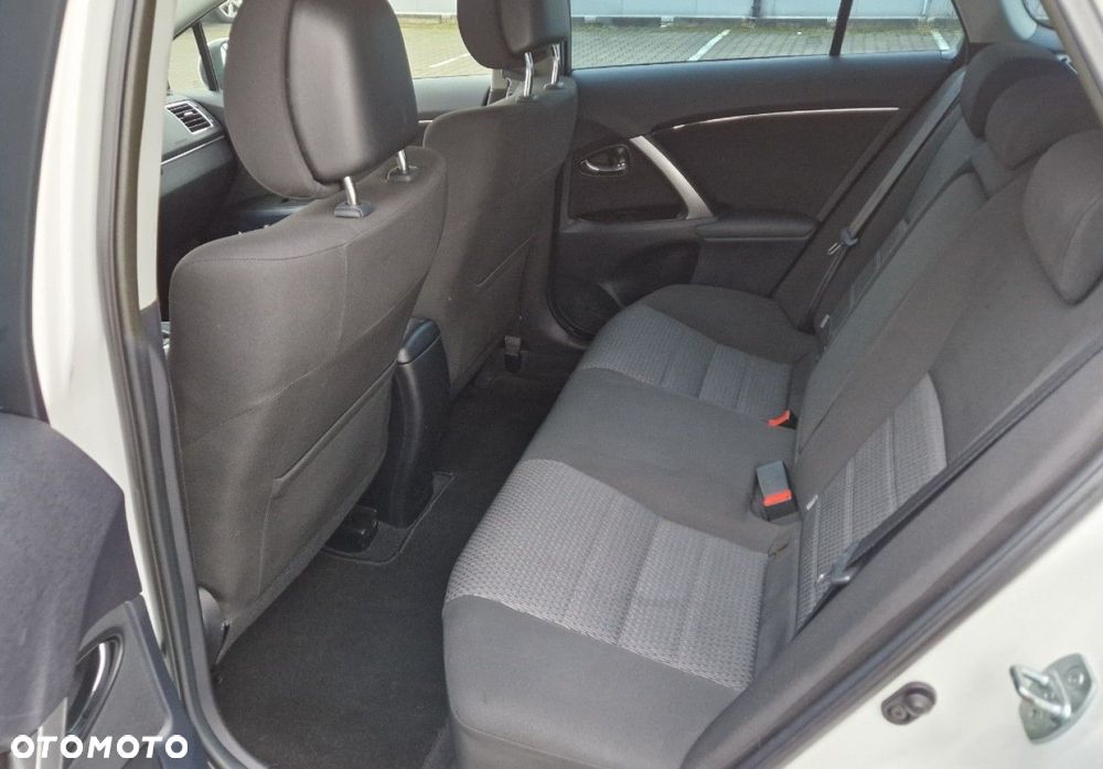 Toyota Avensis - 24