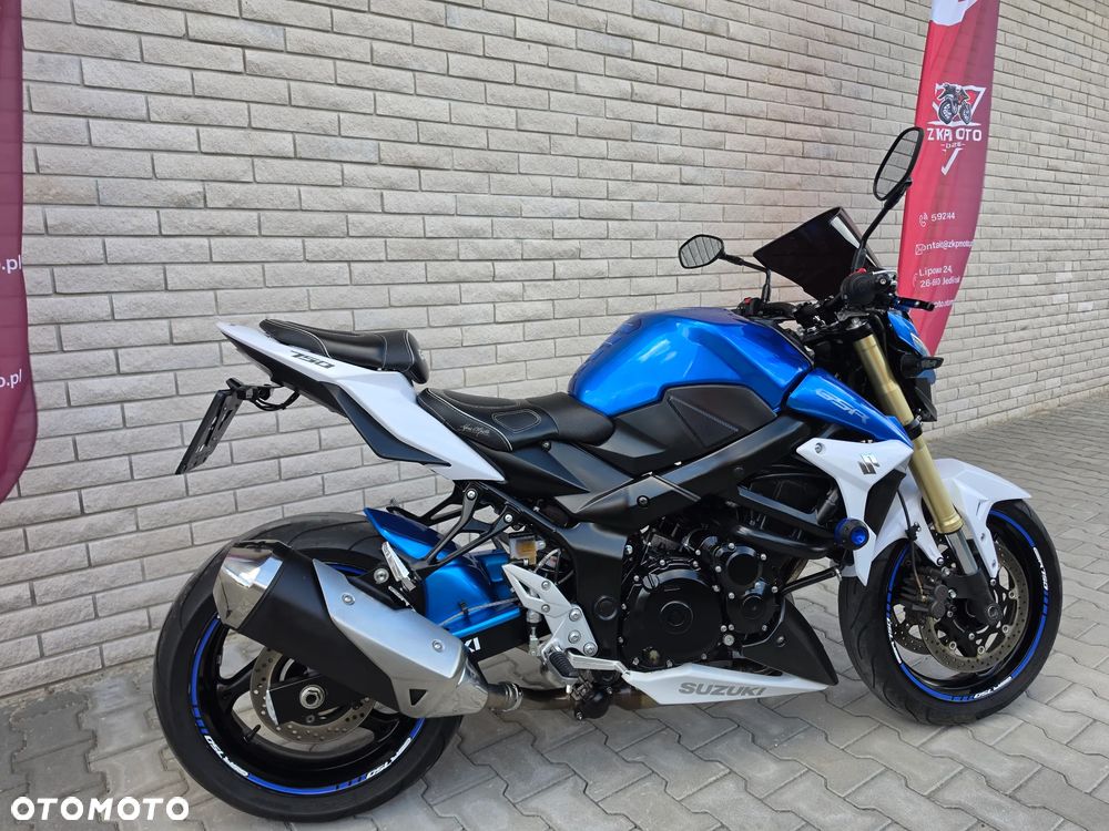 Suzuki GSR - 14