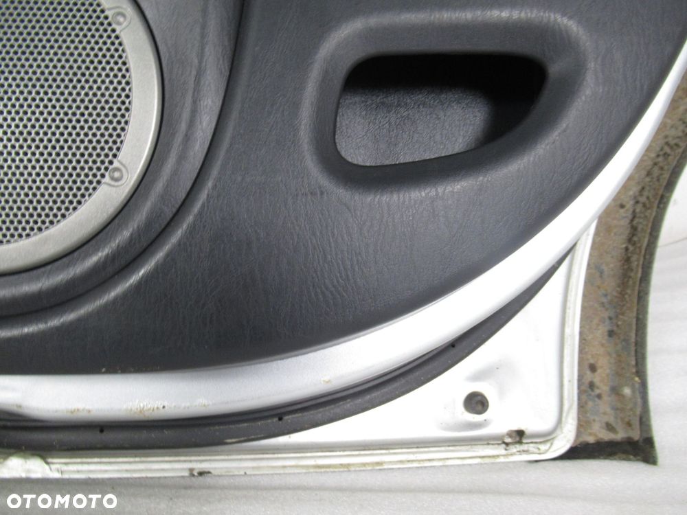 DRZWI PRAWY TYŁ TOYOTA RAV 4 II 1D4 - 2