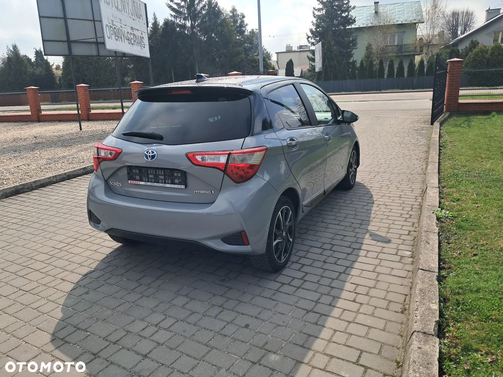 Toyota Yaris Hybrid 100 Selection Passion - 3