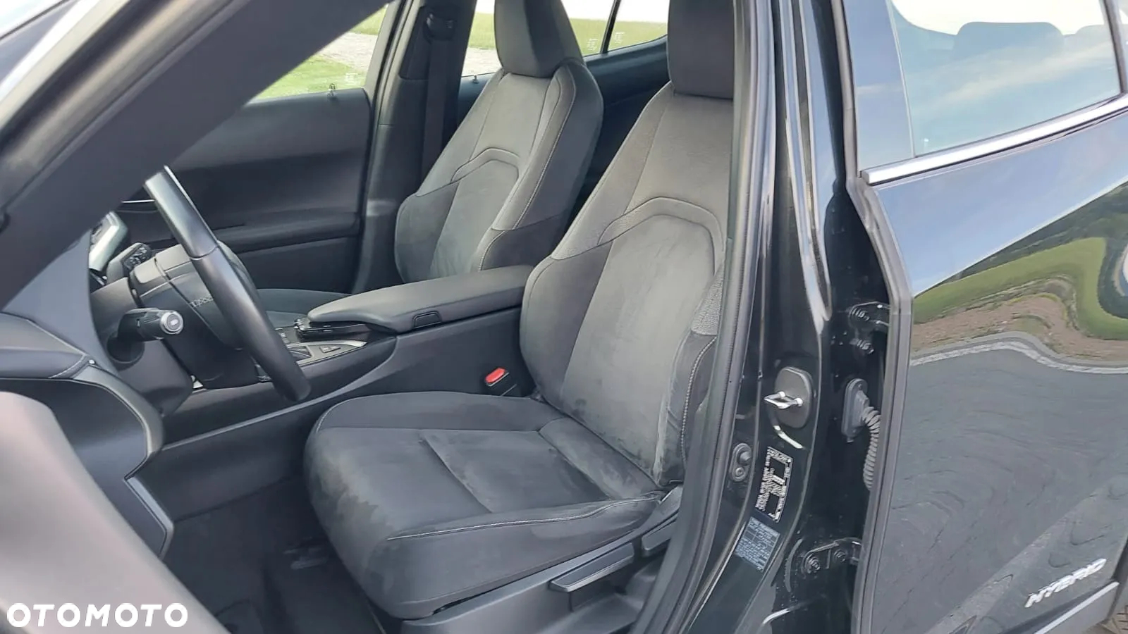 Lexus UX 250h Business Edition - 11