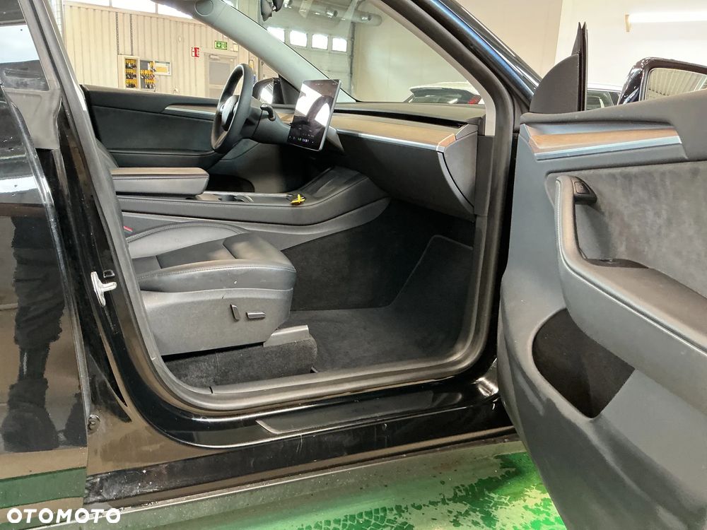 Tesla Model Y Long Range Dual Motor AWD - 9