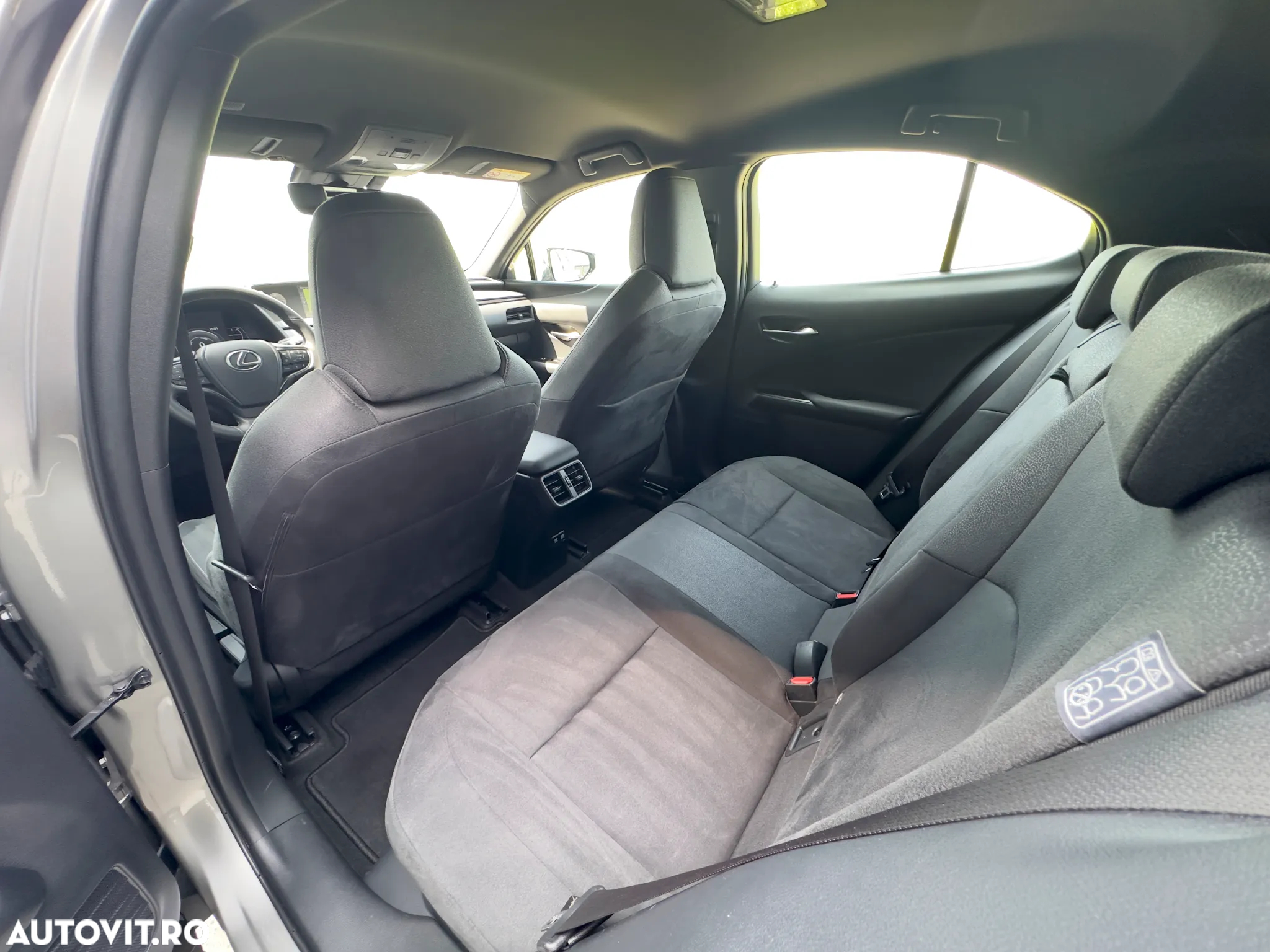 Lexus UX 250h FWD Business - 16