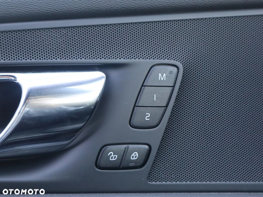 Volvo XC 60 B5 B AWD R-Design - 22