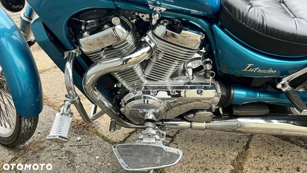 Suzuki Intruder - 8