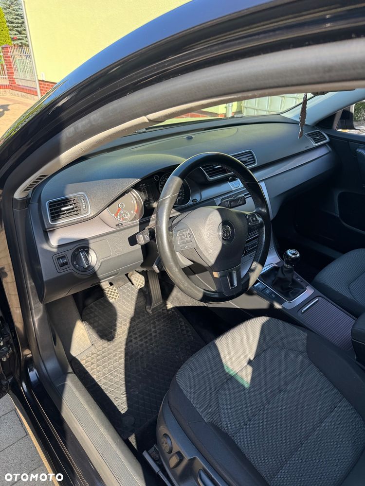 Volkswagen Passat 1.6 TDI DPF BlueMot Comfortline - 23