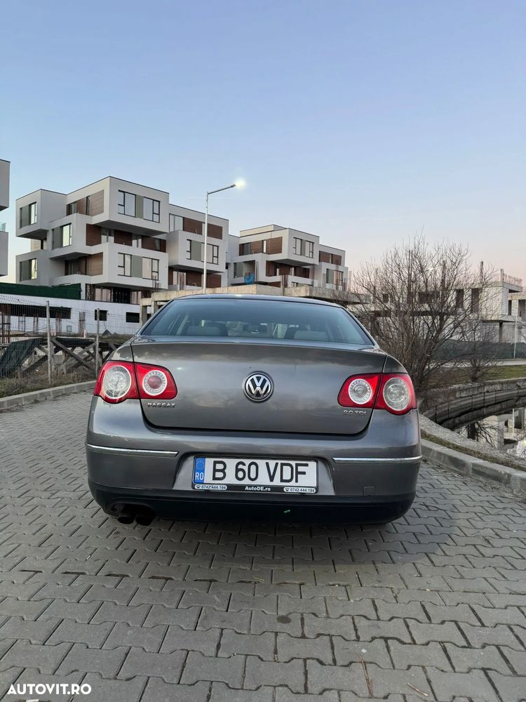 Volkswagen Passat 2.0 TDI Comfortline - 11