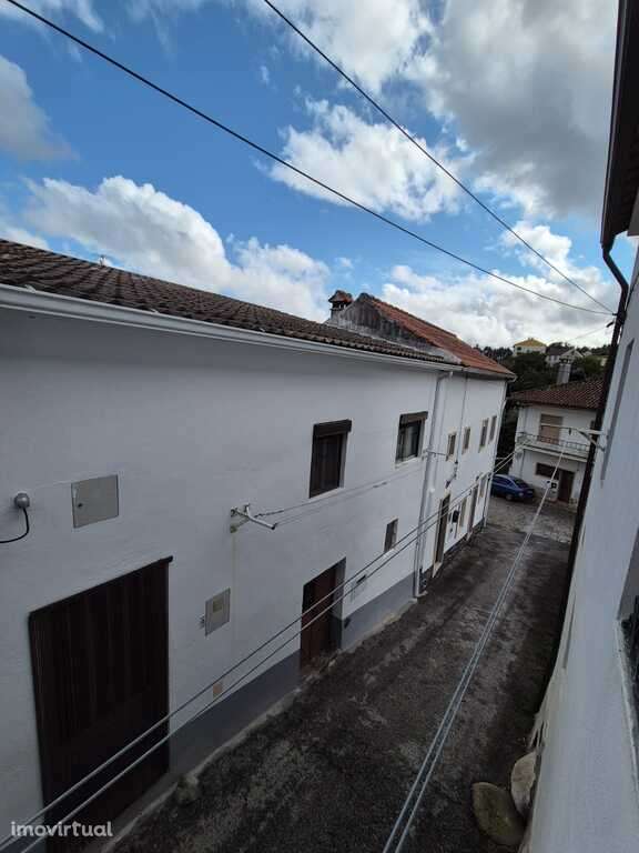 Pequena moradia no centro da aldeia do Troviscal - Grande imagem: 4/13