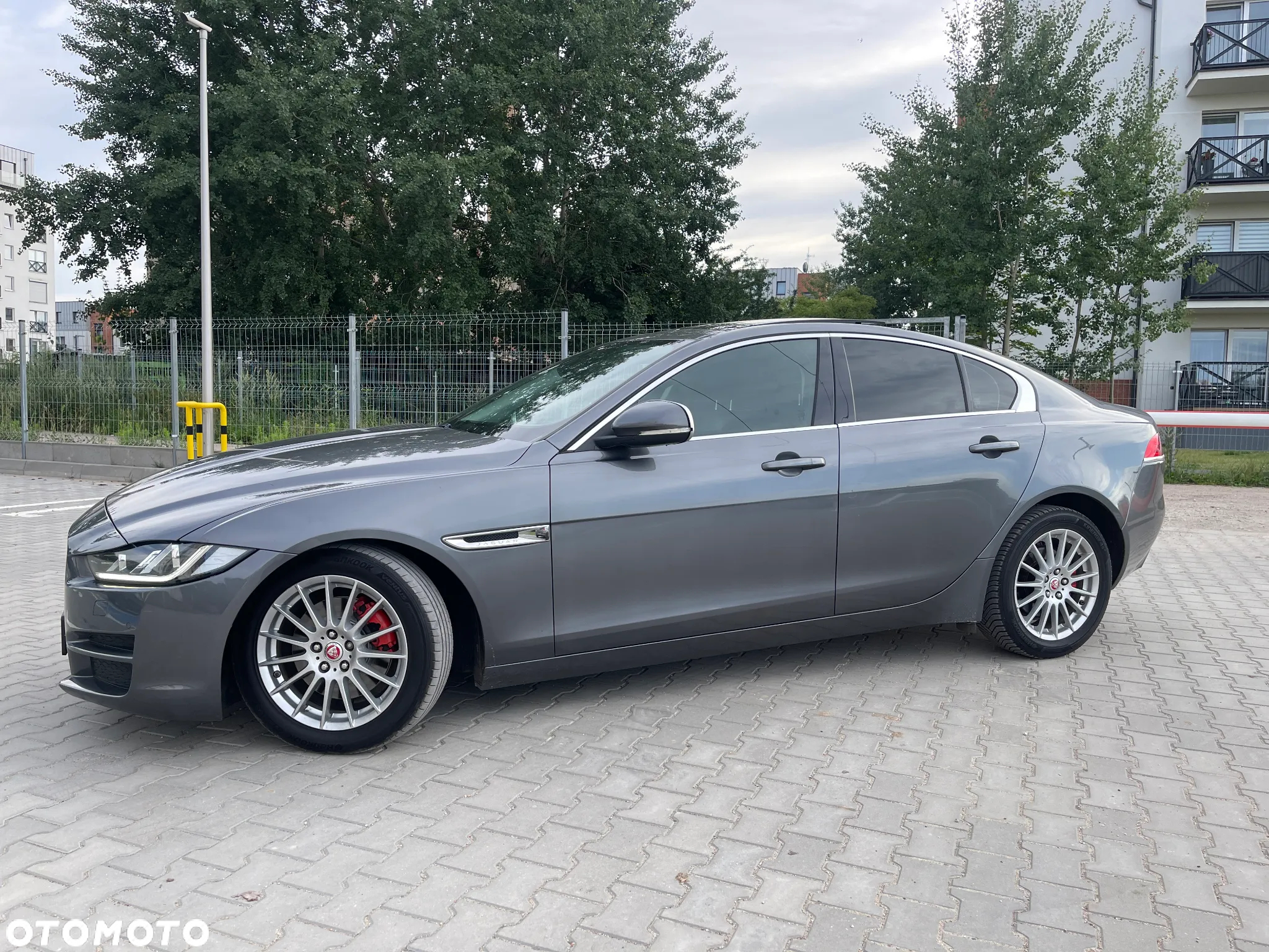 Jaguar XE 2.0 D Prestige - 32