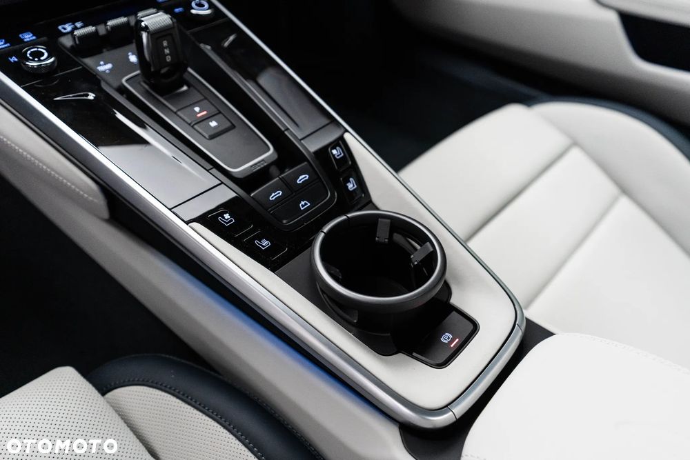 Porsche 911 Carrera 4S - 28