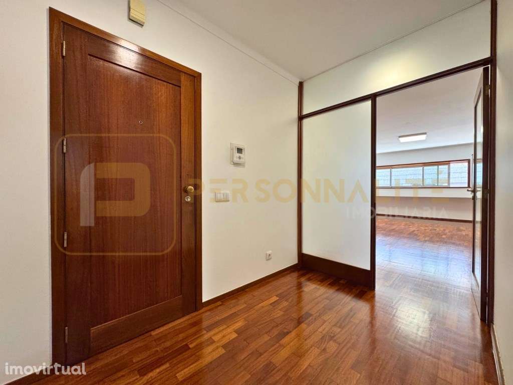 Apt. T1+1 c/ terraço e estacionamento - Grande imagem: 3/19