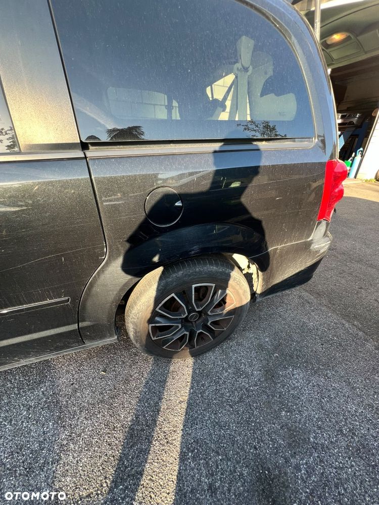 Dodge Grand Caravan - 11