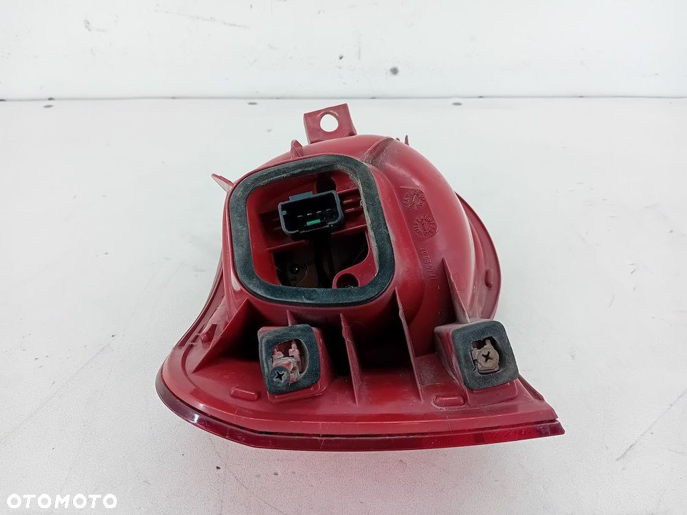 LAMPA TYLNA PRAWA VW PASSAT B6 3C9.945.096N KOMBI - 2