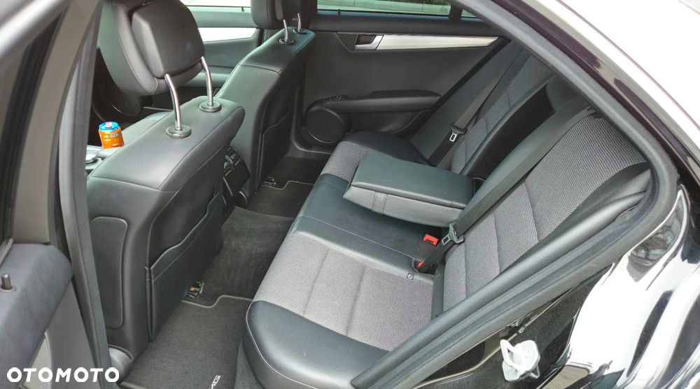 Mercedes-Benz Klasa C 200 CGI BlueEff Avantgarde - 16