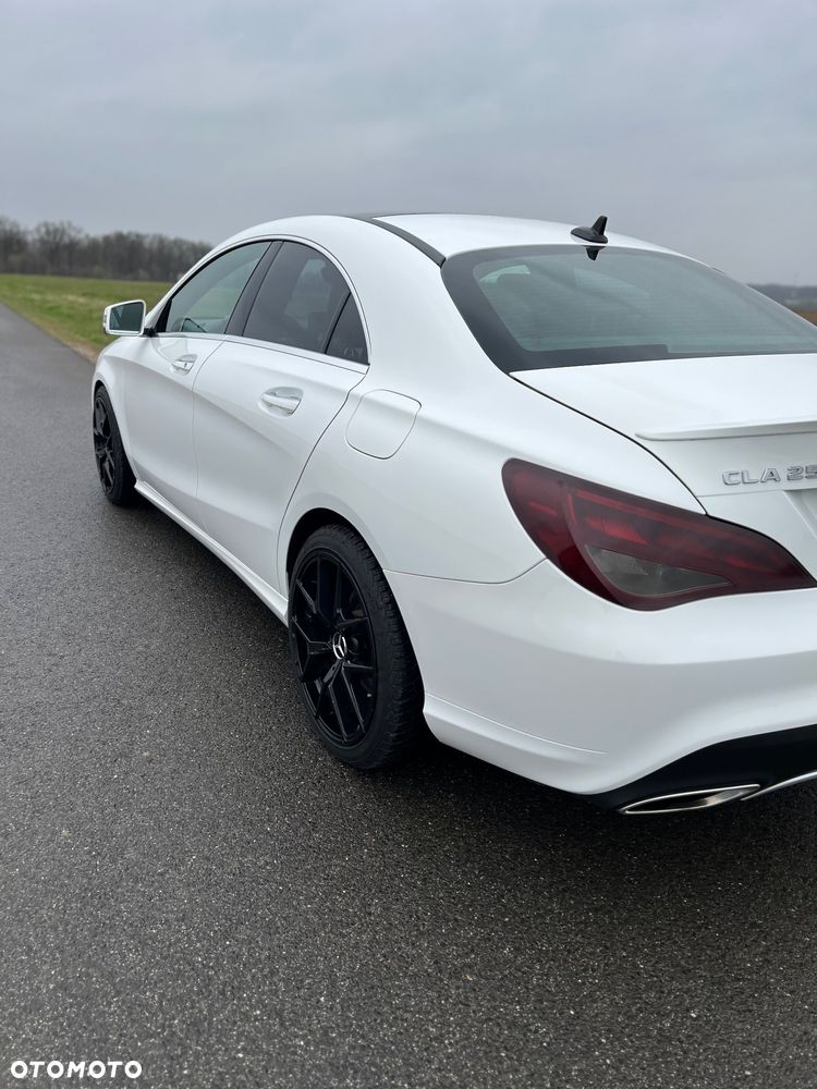 Mercedes-Benz CLA 250 4Matic 7G-DCT - 12