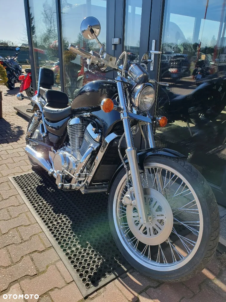 Suzuki Intruder - 13