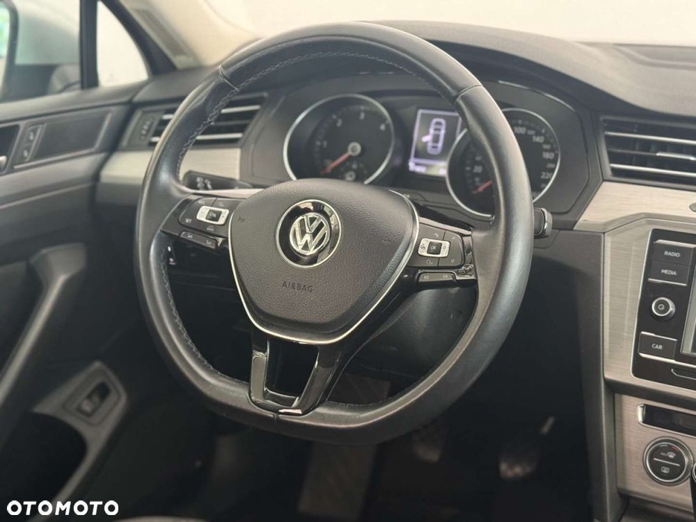 Volkswagen Passat 1.6 TDI BMT Comfortline - 28