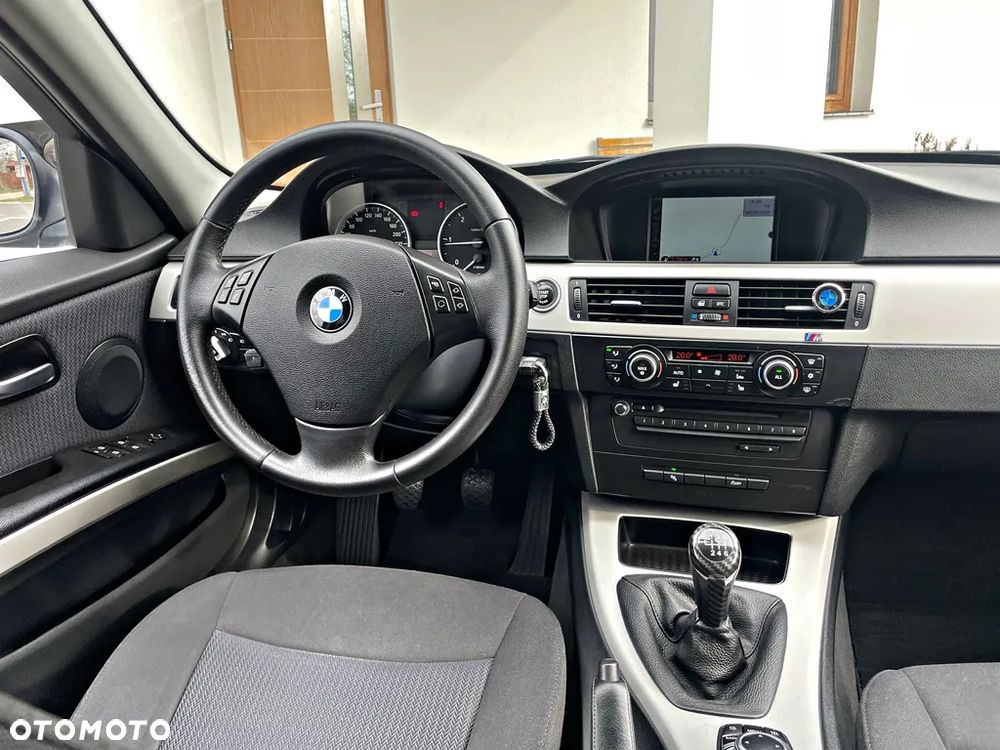BMW Seria 3 318d DPF Touring Edition Exclusive - 25