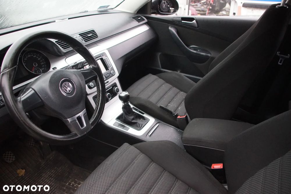 Auto na części - Volkswagen Passat B6 Lift 1.6 TDI 105 KM CAYC MDM L041 2010R Silnik Skrzynia Drzwi Maska Zderzak Błotnik Klapa Lampa Lusterko Klamka Deska Kokpit Sterownik Moduł Czujnik Licznik Kierownica Panel Wyświetlacz - 11