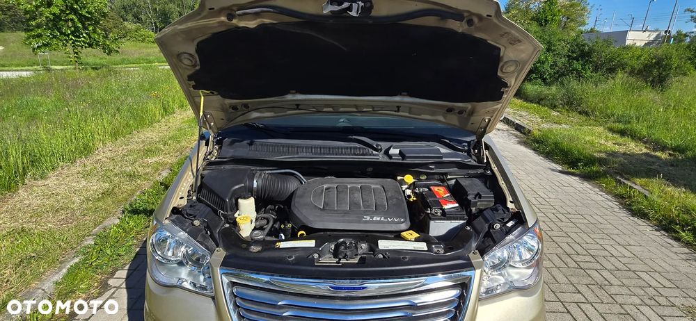 Chrysler Town & Country 3.6 Limited - 12