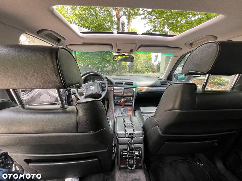 BMW Seria 7 740i V8 - 12