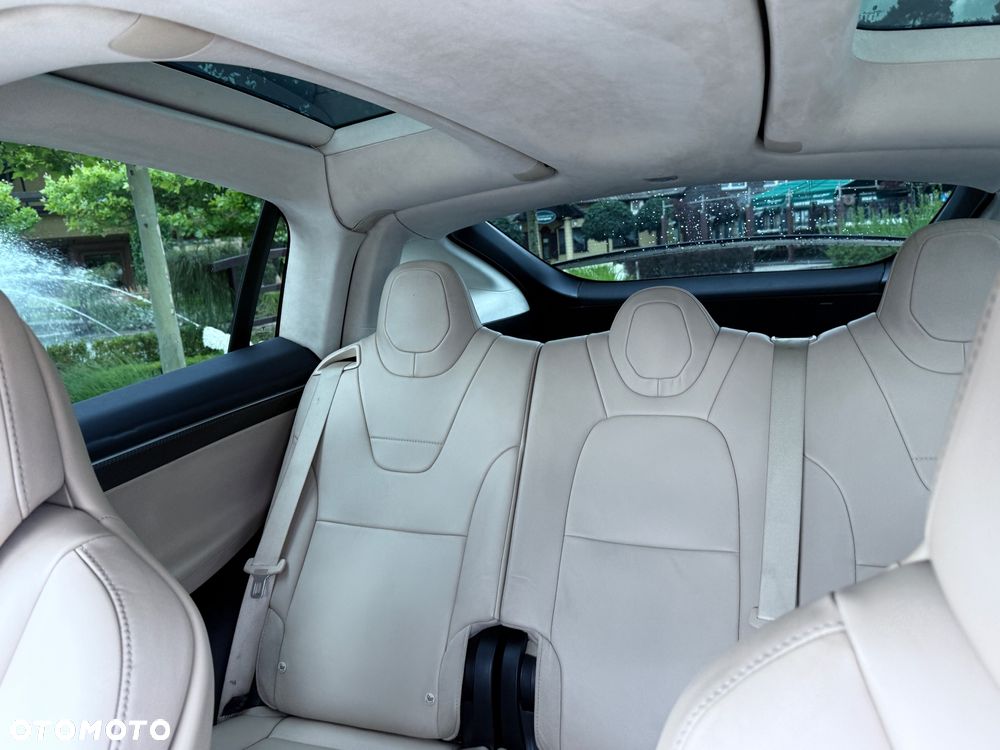 Tesla Model X - 16