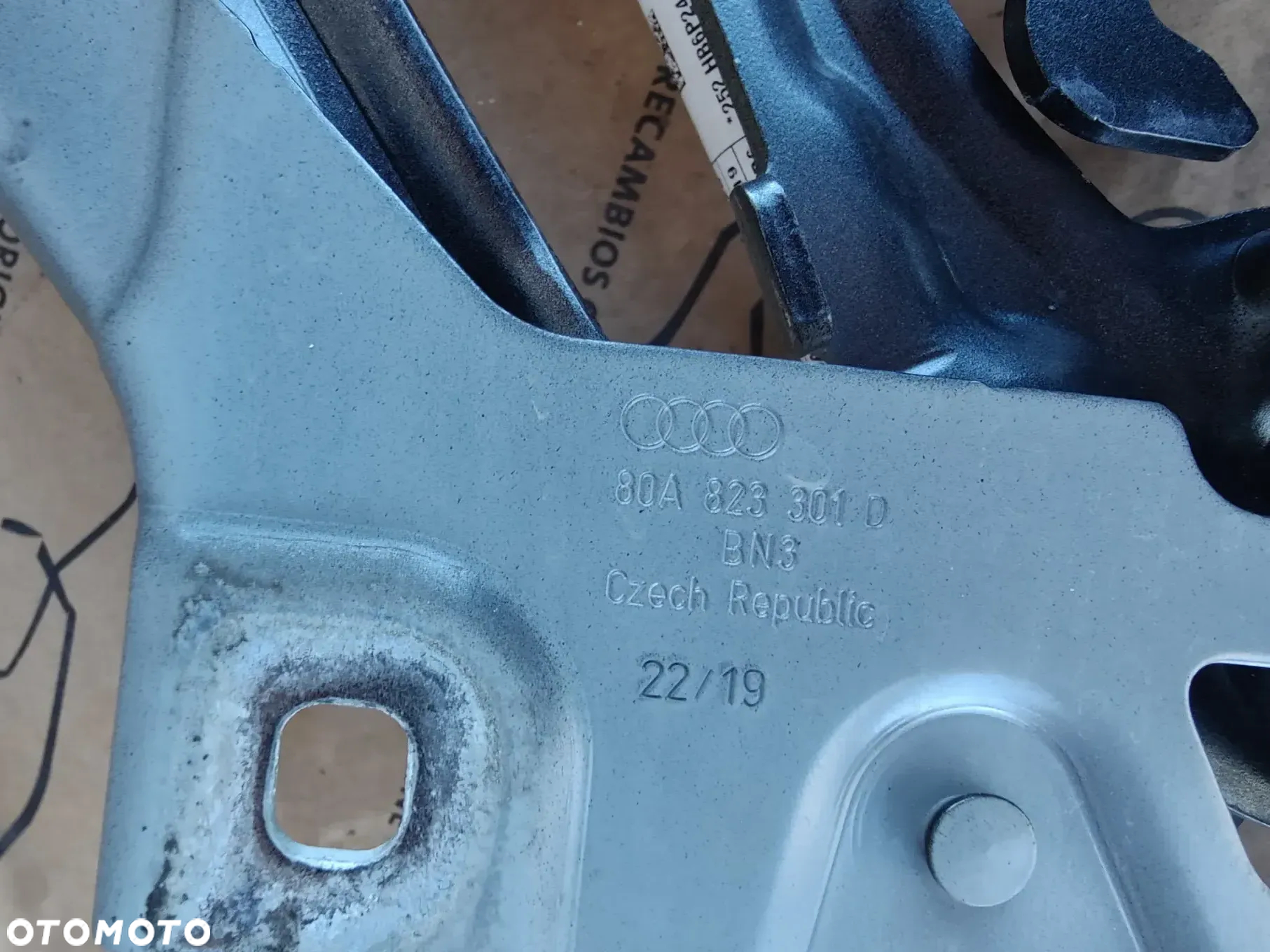 AUDI Q5 80A  LZ7S ZAWIASY MASKI PIROTECHNICZNE 80A823301D 80A823302D 80A823823 - 4