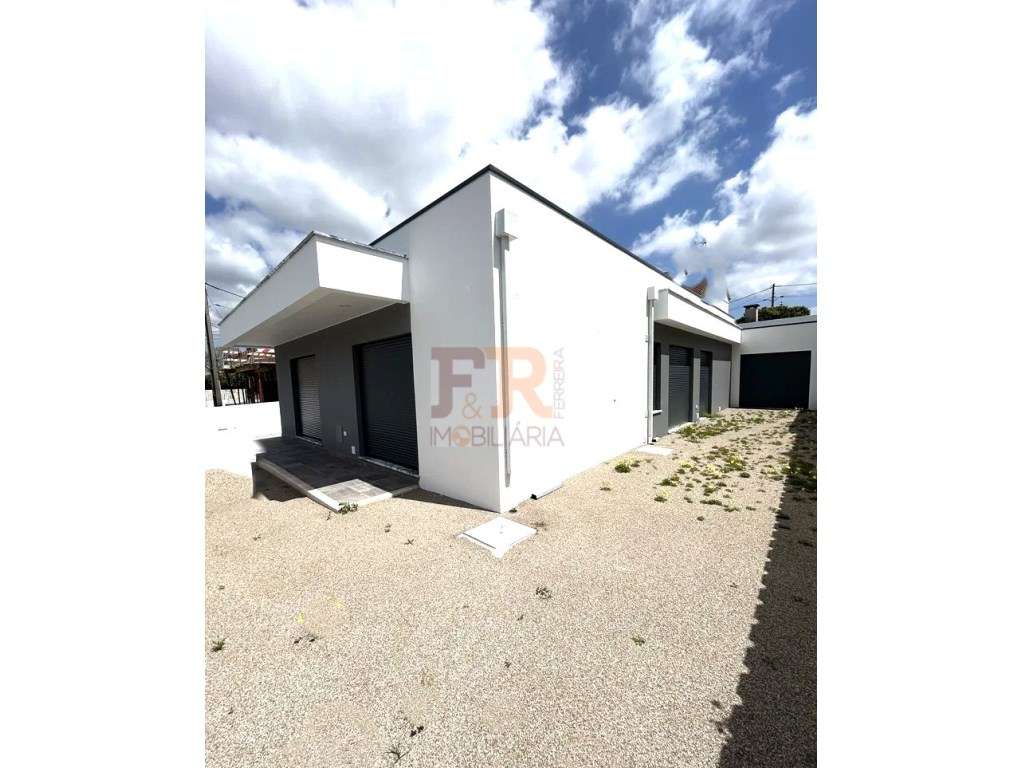 Isolada Térrea T3+1 Fernão Ferro - Grande imagem: 3/27