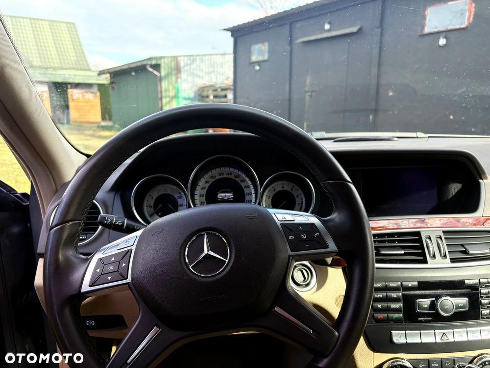 Mercedes-Benz Klasa C 180 CGI Automatik BlueEFFICIENCY Elegance - 17
