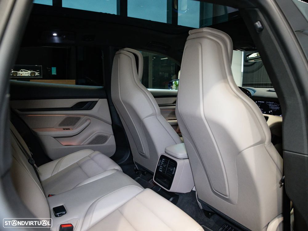 Porsche Taycan Cross Turismo 4 - 31