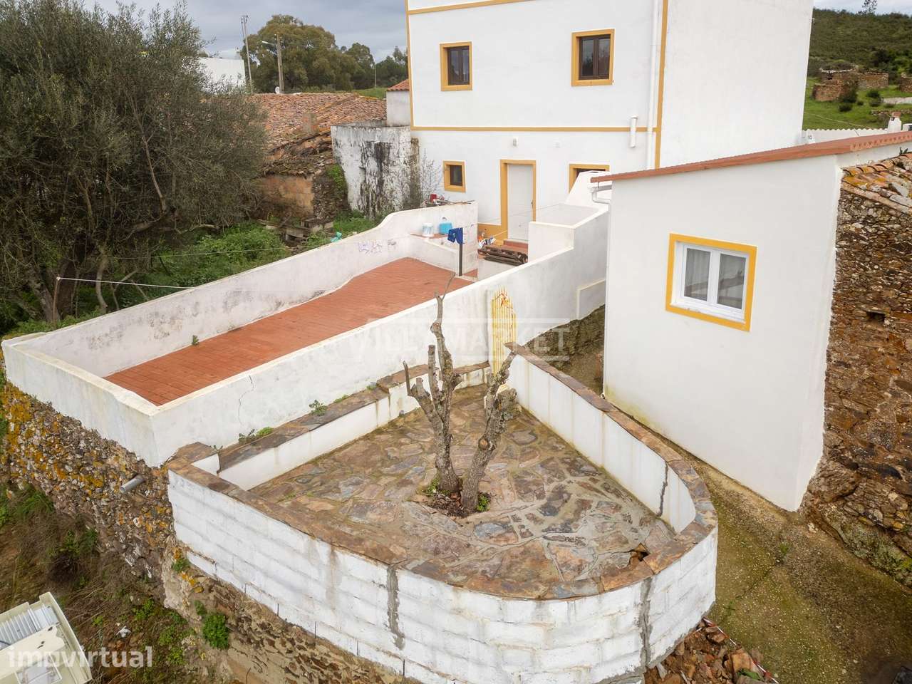Edifício térreo composto por 3 moradias, 1 T1  e 2 T0 situado no centr - Grande imagem: 5/48